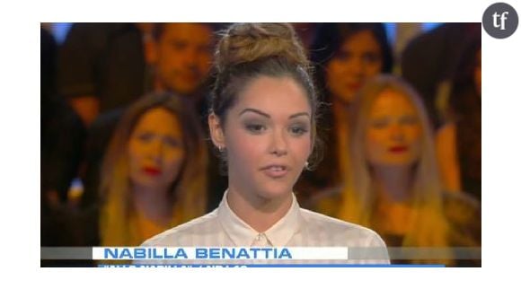 Nabilla a « le cul entre trois chaises »