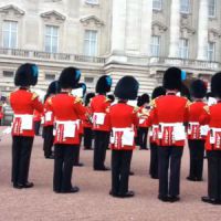 Royaume-Uni: la Garde Royale entonne “Game of Thrones” à Buckingham Palace - video