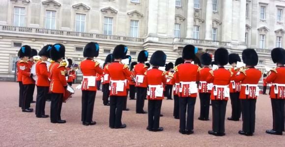 Royaume-Uni: la Garde Royale entonne “Game of Thrones” à Buckingham Palace - video