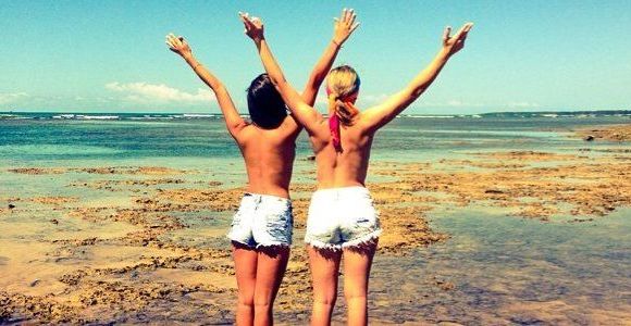 Topless Tour : la tendance Instagram de l'été est-elle la nouvelle carte postale ?