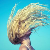 Beachy hair : des cheveux de surfeuse pour l’été – tuto et sprays