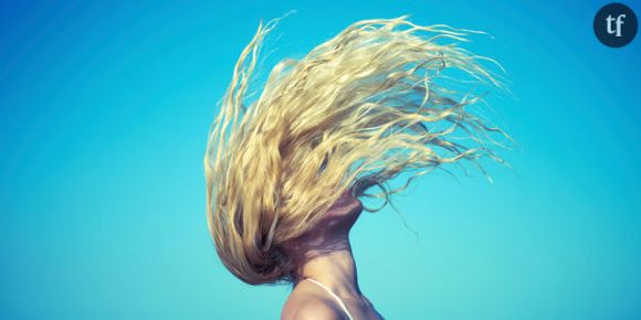 Beachy hair : des cheveux de surfeuse pour l’été – tuto et sprays