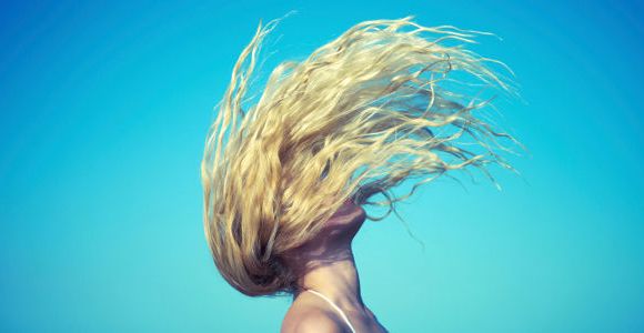 Beachy hair : des cheveux de surfeuse pour l’été – tuto et sprays