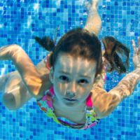 10 raisons de fuir la piscine avec des enfants