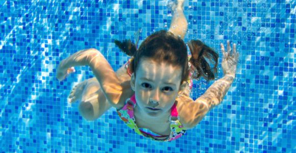 10 raisons de fuir la piscine avec des enfants