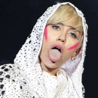 Topless Tour : Miley Cyrus seins nus dans le désert – photo