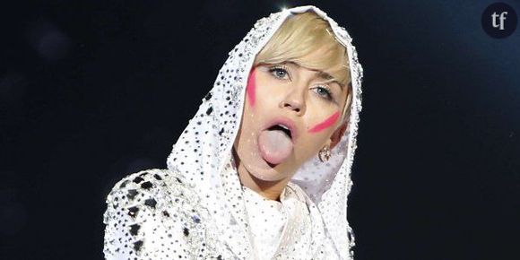 Topless Tour : Miley Cyrus seins nus dans le désert – photo