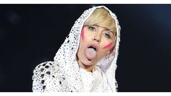 Topless Tour : Miley Cyrus seins nus dans le désert – photo