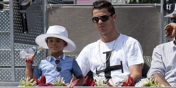 Cristiano Ronaldo dit à son fils que sa mère (inconnue) est "en voyage"