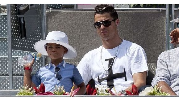 Cristiano Ronaldo dit à son fils que sa mère (inconnue) est "en voyage"