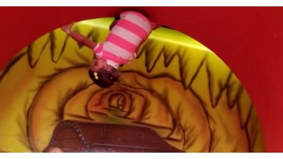 Une petite fille fait accidentellement un looping dans une fête foraine - video
