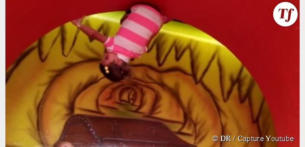Une petite fille fait accidentellement un looping dans une fête foraine - video