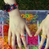 Rainbow loom - comment faire des bagues en élastique ? (Vidéo)