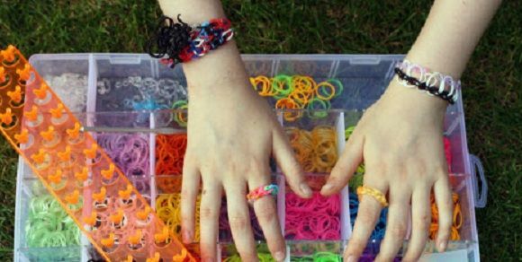 Rainbow loom - comment faire des bagues en élastique ? (Vidéo)