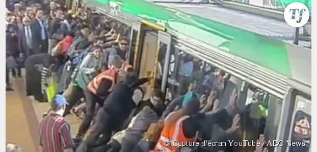 Australie : les passagers du métro se mobilisent pour le soulever et sauver un homme (vidéo)