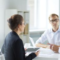 Dans les négociations, les femmes sont perçues comme plus crédules et moins compétentes