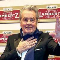  Alain Delon : sa fille Anouchka donne des nouvelles encourageantes sur sa santé