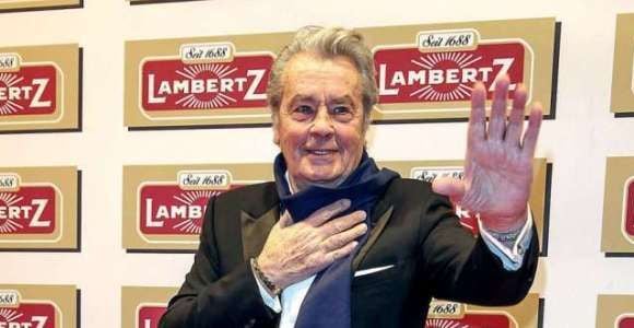  Alain Delon : sa fille Anouchka donne des nouvelles encourageantes sur sa santé