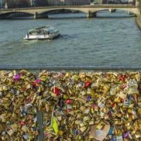 Des selfies contre les cadenas du Pont des Arts