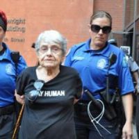 Ferguson : émoi après l'arrestation d'une manifestante de 90 ans, survivante de l'holocauste 