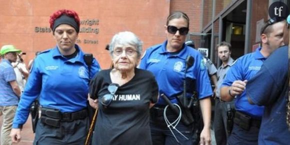 Ferguson : émoi après l'arrestation d'une manifestante de 90 ans, survivante de l'holocauste