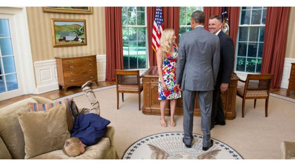 Assommé par un rendez-vous avec Obama, un enfant craque et plonge dans un canapé