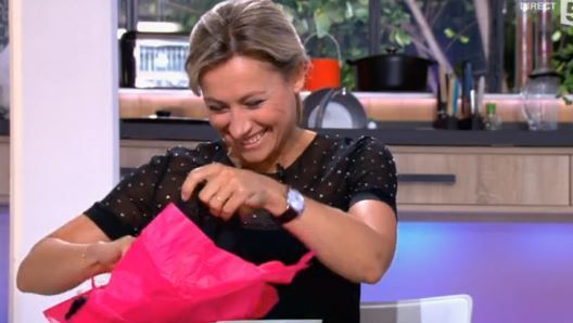 Anne-Sophie Lapix : quand Roselyne Bachelot lui offre un string en direct (Vidéo)