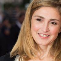 Julie Gayet : elle dort tous les soirs à l'Élysée