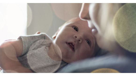 Congé parental : le gouvernement veut le limiter à 18 mois pour les mères