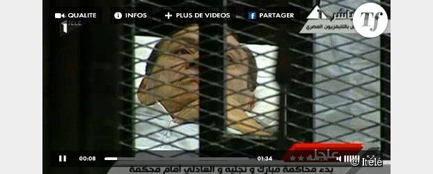 Egypte : Hosni Moubarak comparaît sur une civière