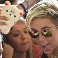 Revoir la chute de Miley Cyrus lors de son concert - en vidéo