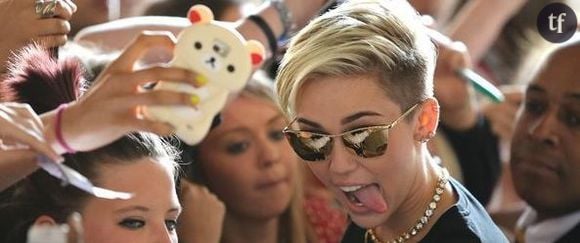 Revoir la chute de Miley Cyrus lors de son concert - en vidéo