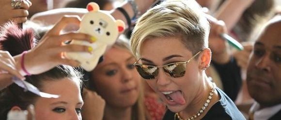 Revoir la chute de Miley Cyrus lors de son concert - en vidéo