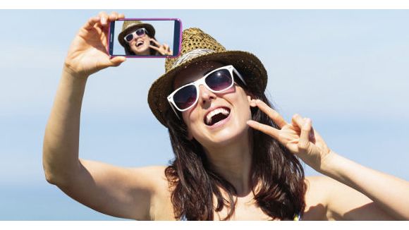 Une ado se ridiculise en tentant un selfie : la vidéo qui buzz à montrer à vos filles