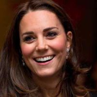 Kate Middleton dévoile son mini baby bump dans une robe noire moulante