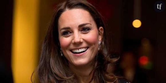 Kate Middleton dévoile son mini baby bump dans une robe noire moulante