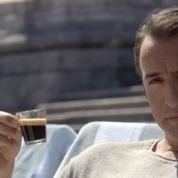 Jean Dujardin se met dans la peau de George Clooney pour du café - vidéo