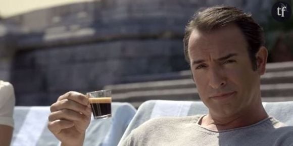 Jean Dujardin se met dans la peau de George Clooney pour du café - vidéo