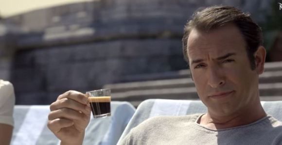 Jean Dujardin se met dans la peau de George Clooney pour du café - vidéo