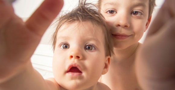 Bébés - le mobile qui leur apprend à faire (et poster) des selfies tout seuls : cool ou pas ?