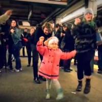 Une fillette transforme un quai de métro en piste de danse - vidéo