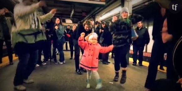 Une fillette transforme un quai de métro en piste de danse - vidéo