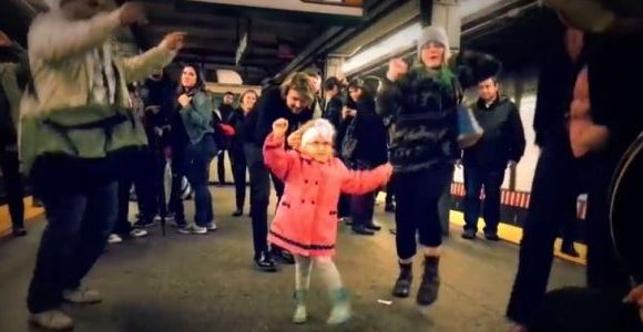 Une fillette transforme un quai de métro en piste de danse - vidéo