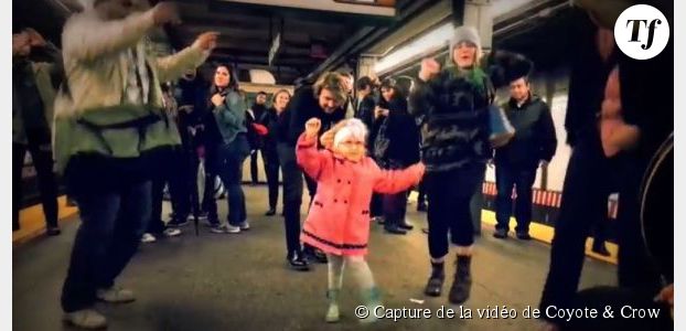 Une fillette transforme un quai de métro en piste de danse - vidéo