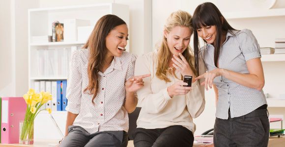 Voilà pourquoi il nous faut des copines au boulot