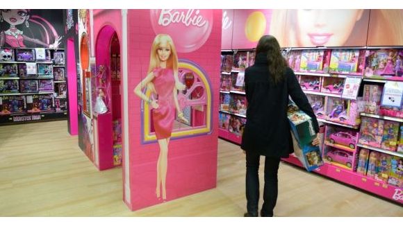 Quand des féministes glissent des tracts dans les jouets de Noël 