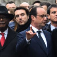 Qui est le beau gosse derrière François Hollande sur les photos de la marche ? 