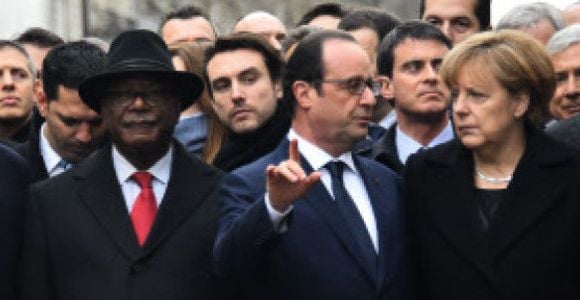 Qui est le beau gosse derrière François Hollande sur les photos de la marche ? 