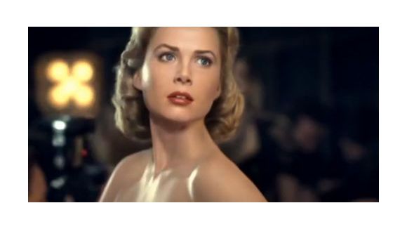 Charlize Theron égérie de Dior sous l'oeil de Jean-Jacques Annaud [Vidéo]