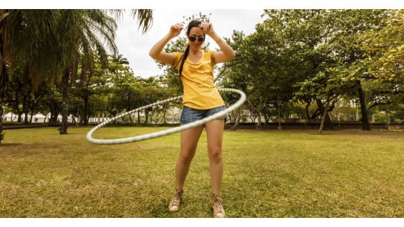 Hula hoop : les bonnes raisons de se mettre au sport qui cartonne